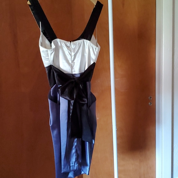 Beautiful formal dress - Picture 7 of 9